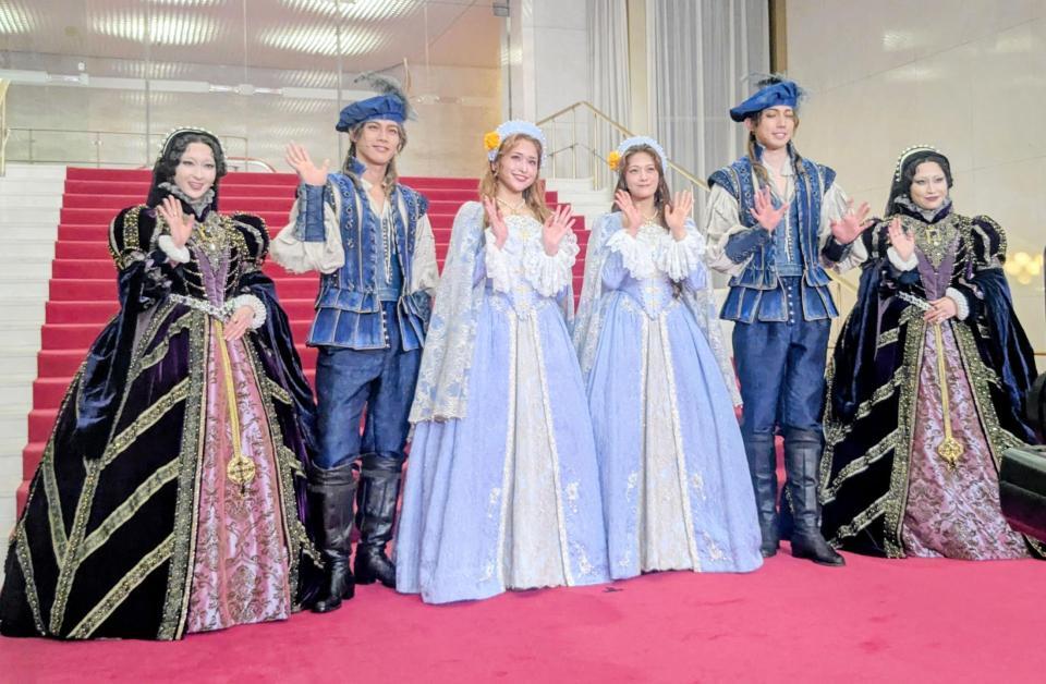 取材会に出席した（左から）有沙瞳、手島章人、小南満佑子、乃木坂４６・奥田いろは、有澤樟太郎、丸山礼