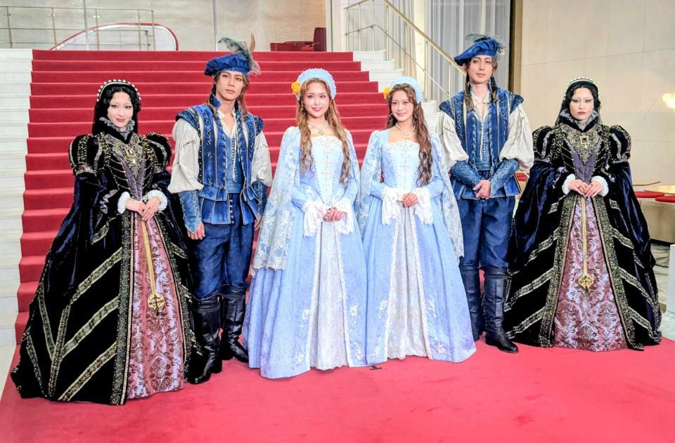 取材会に出席した（左から）有沙瞳、手島章斗、小南満佑子、奥田いろは、有澤樟太郎、丸山礼