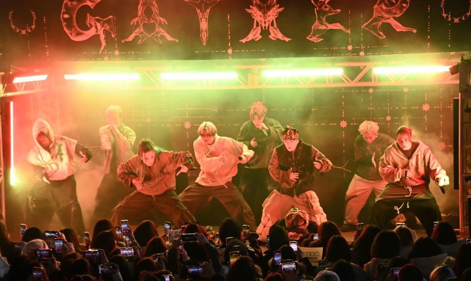 切れのいいダンスを見せるＯＮＥ　ＯＲ　ＥＩＧＨＴ（撮影・持木克友）