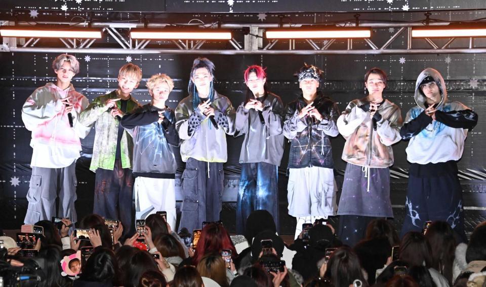 　「８」のポーズで写真に納まるＯＮＥ　ＯＲ　ＥＩＧＨＴ（撮影・持木克友）