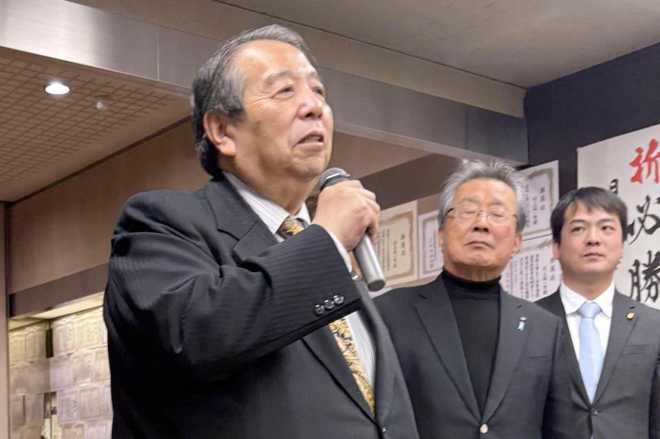 比例代表で当選を決めた自民党の村上誠一郎氏（左）