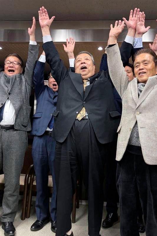 比例代表で当選を決め万歳する自民党の村上誠一郎氏（中央）