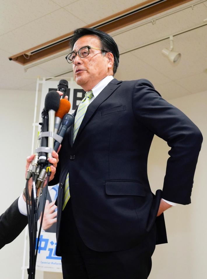 三重３区で落選が決まり、敗戦の弁を述べる中道改革連合の岡田克也元外相