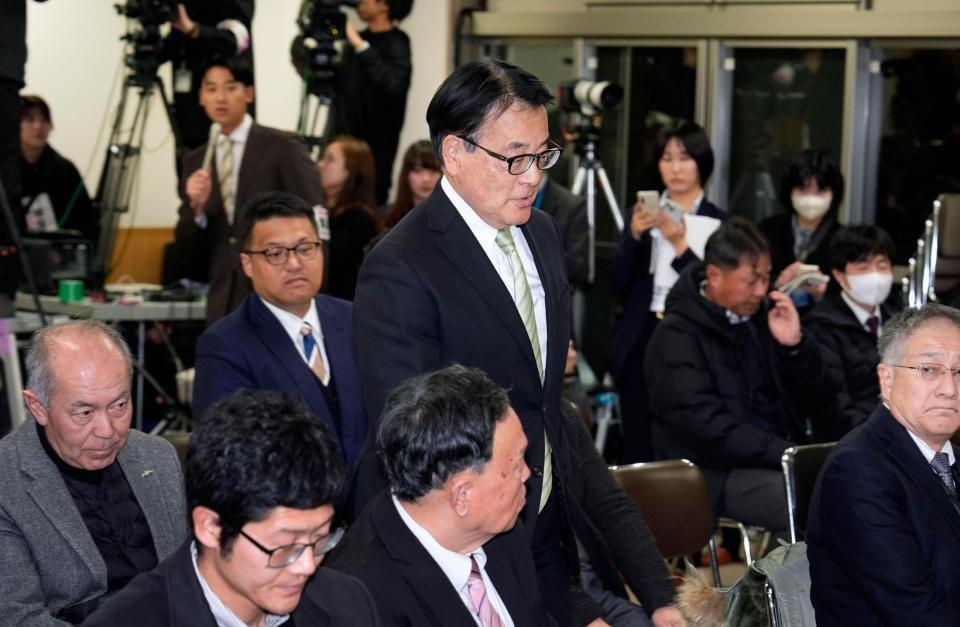 三重３区で落選が決まり、硬い表情であいさつに向かう中道改革連合の岡田克也元外相