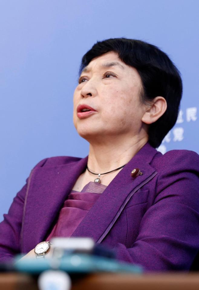 記者会見で遠くを見つめる社民党の福島党首