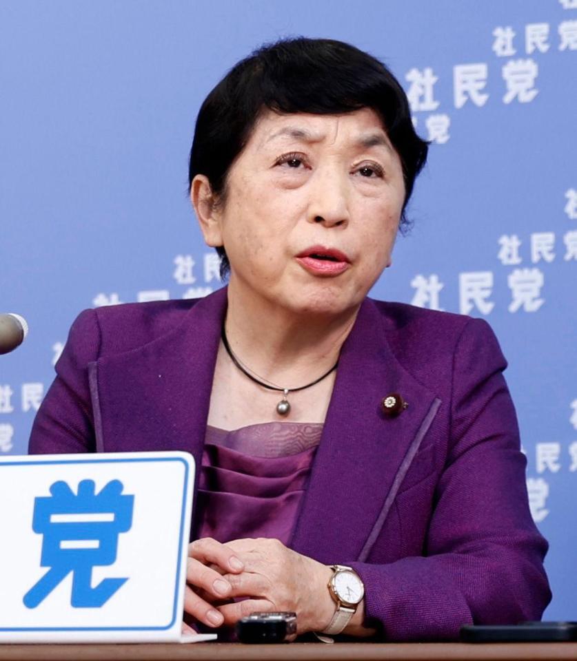 記者会見に臨む社民党の福島党首