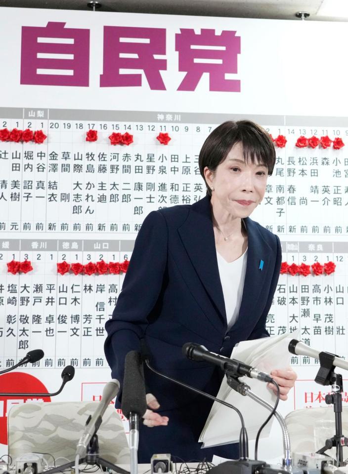 ８日夜、衆院選の開票が進む中で、メディアのインタビューに臨む自民党総裁の高市首相