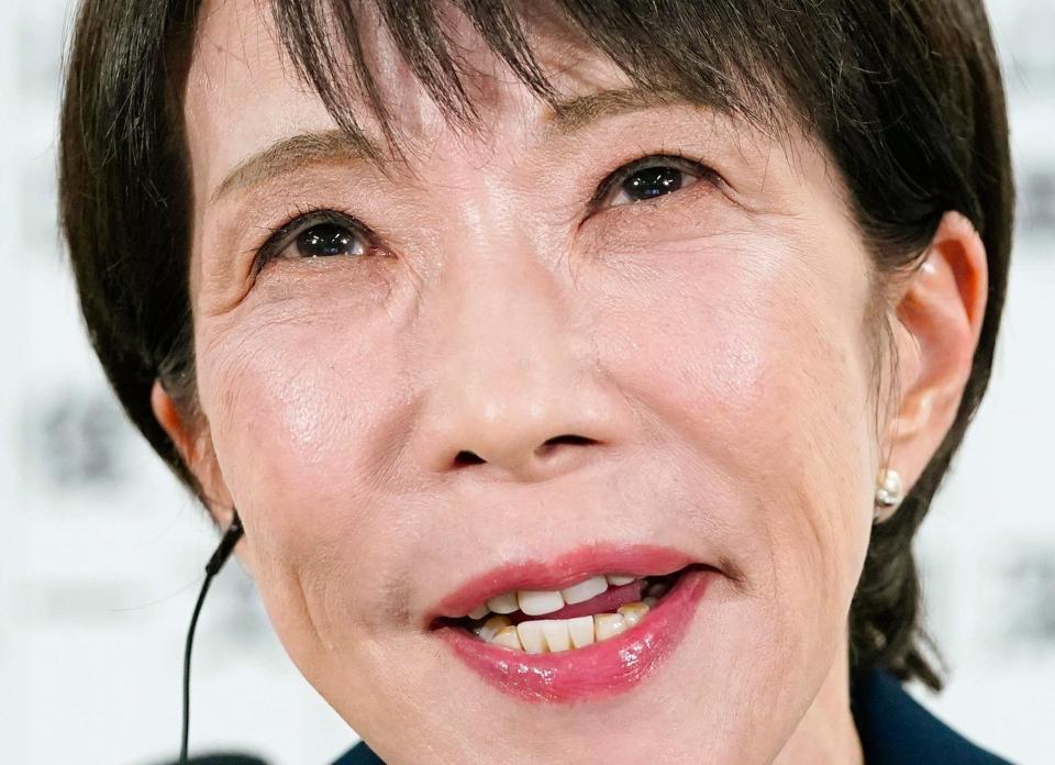 メディアのインタビューに笑顔で答える自民党総裁の高市首相＝８日