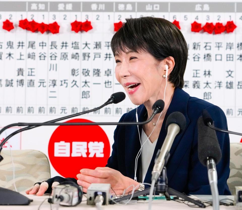 メディアのインタビューに笑顔で答える自民党総裁の高市首相＝８日