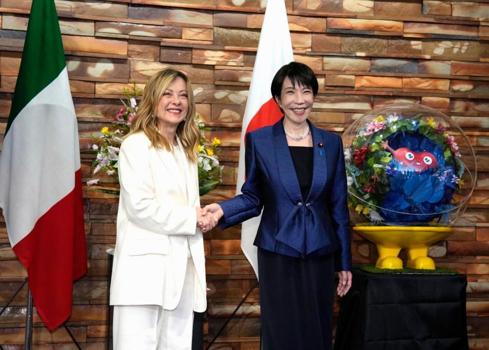 会談前にイタリアのメローニ首相（左）と握手する高市首相＝１月１６日