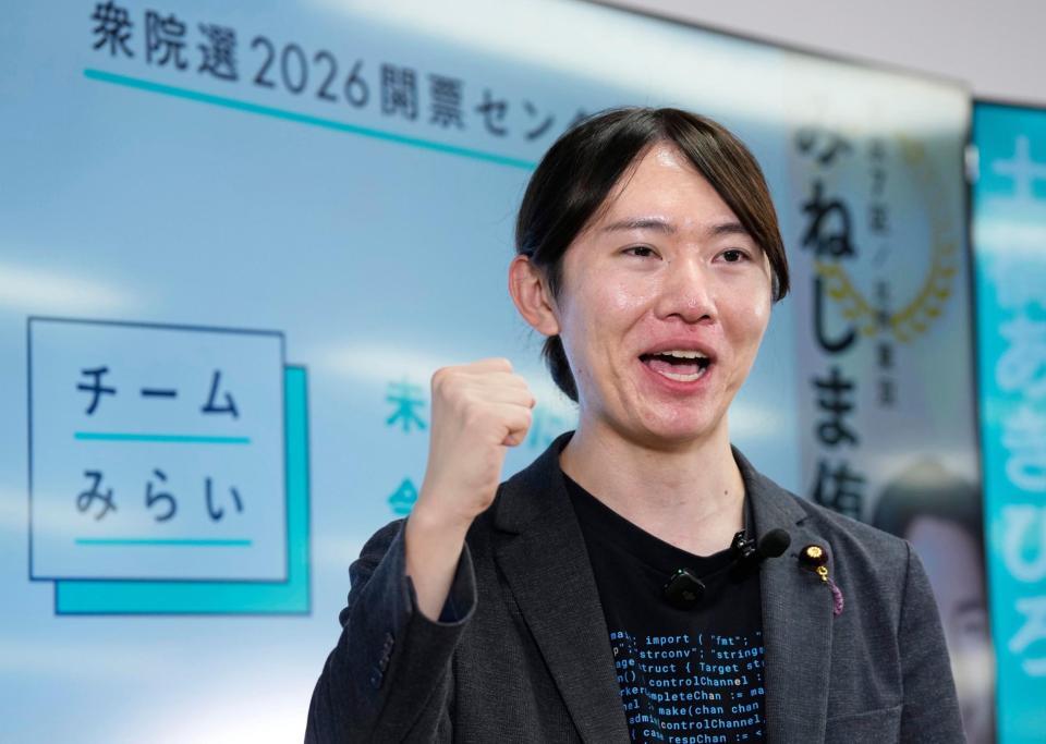 取材対応を終え、笑顔でポーズをとるチームみらいの安野党首