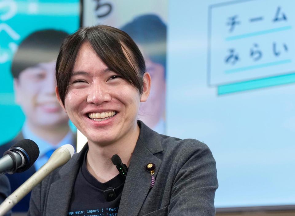 記者会見で笑顔を見せるチームみらいの安野党首
