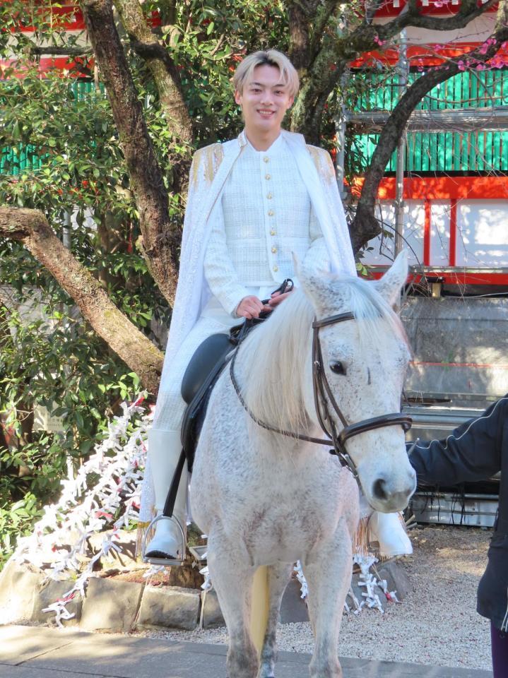 王子様衣装で白馬にまたがる辰巳ゆうと