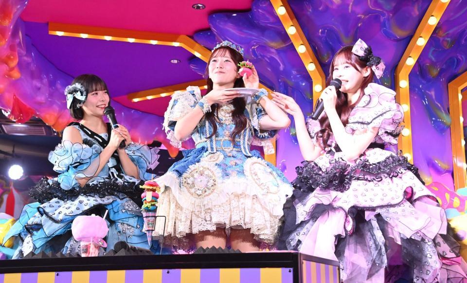 カフェメニューを試食する（左から）ＣＡＮＤＹ　ＴＵＮＥ・福山梨乃、ＦＲＵＩＴＳ　ＺＩＰＰＥＲ・真中まな、ＣＡＮＤＹ　ＴＵＮＥ・村川緋杏（撮影・持木克友）