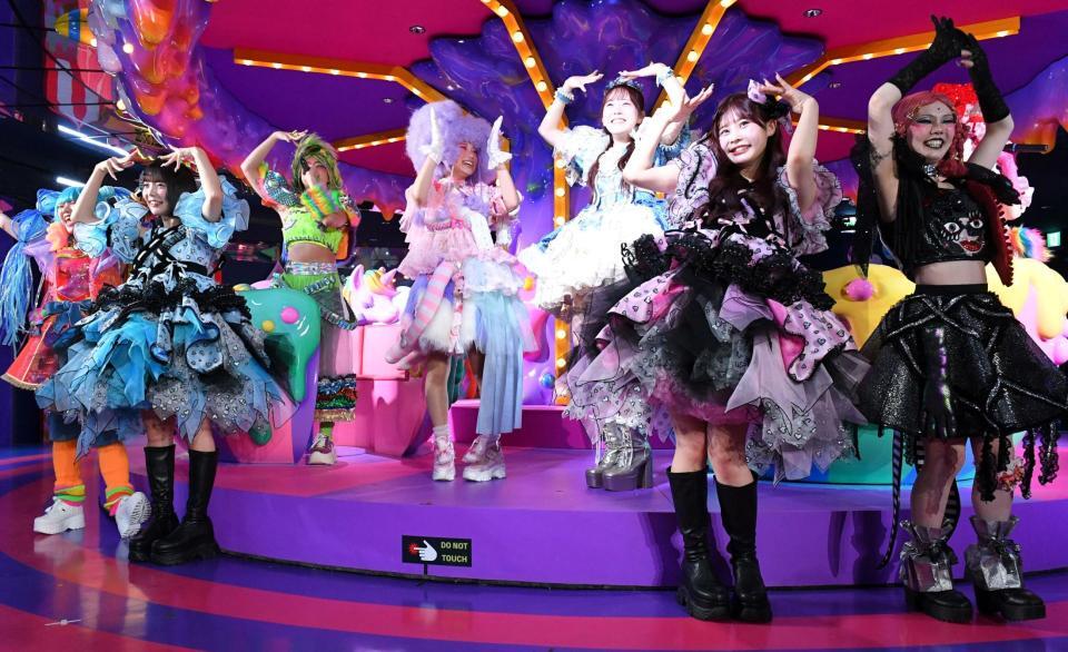 モンスターガールとダンスを楽しむＣＡＮＤＹ　ＴＵＮＥ・福山梨乃（左から２人目）ＦＲＵＩＴＳ　ＺＩＰＰＥＲ・真中まな（左から５人目、ＣＡＮＤＹ　ＴＵＮＥ・村川緋杏（左から６人目）＝撮影・持木克友