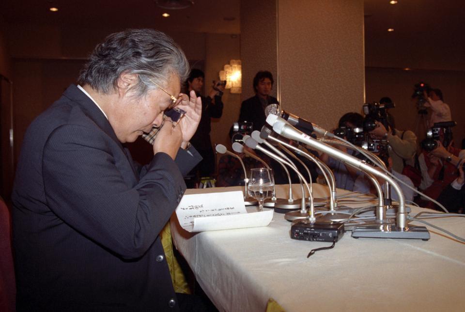 ２０００年１０月、会見する高橋康夫氏