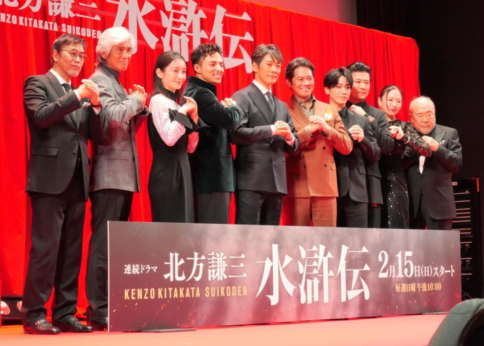 「集結せよ」ポーズで撮影に応じた（左から）若松節朗監督、佐藤浩市、波瑠、満島真之介、反町隆史、織田裕二、亀梨和也、玉山鉄二、松雪泰子、北方謙三氏