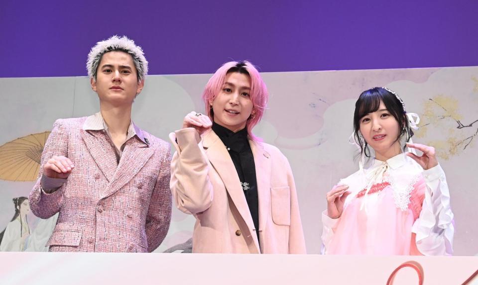 蛇ポーズをする（左から）武内駿輔、佐久間大介、佐倉綾音（撮影・園田高夫）