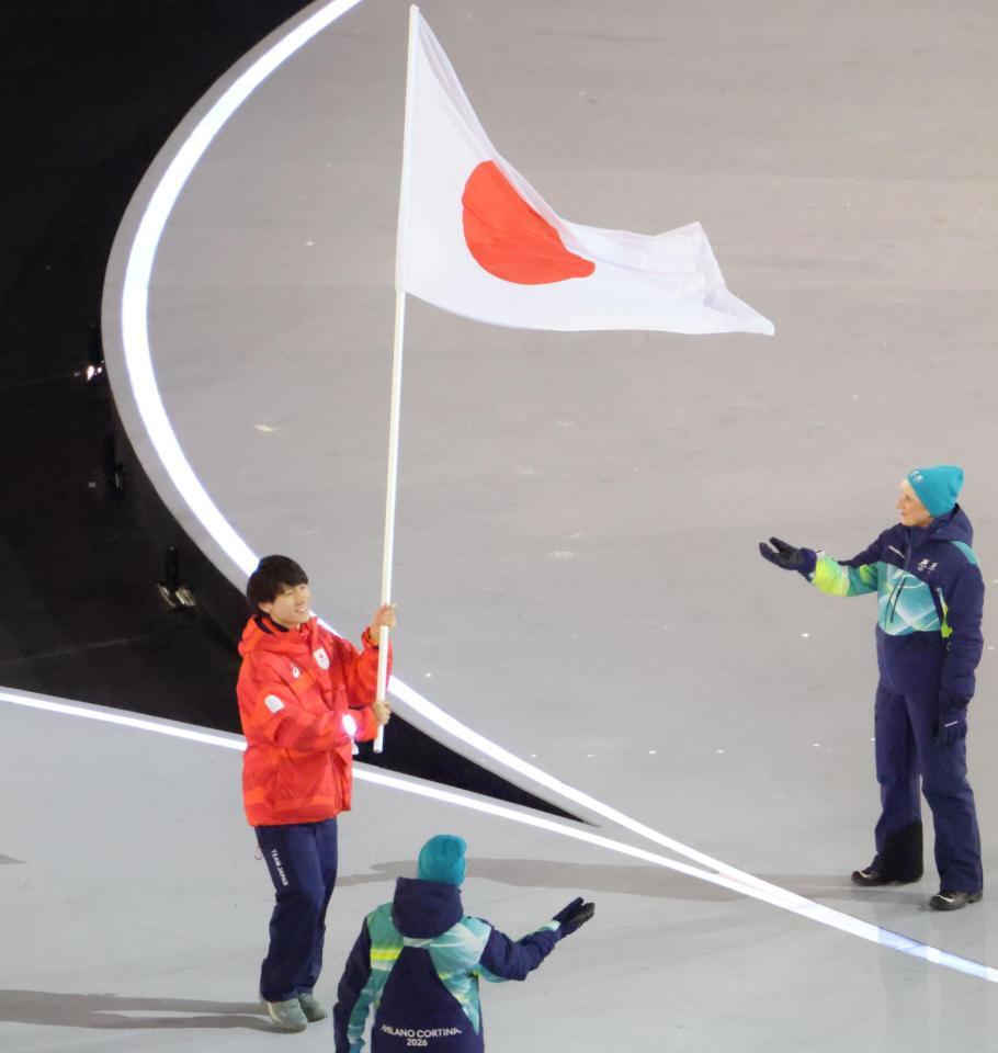 　開会式で入場する旗手の森重航（６日）