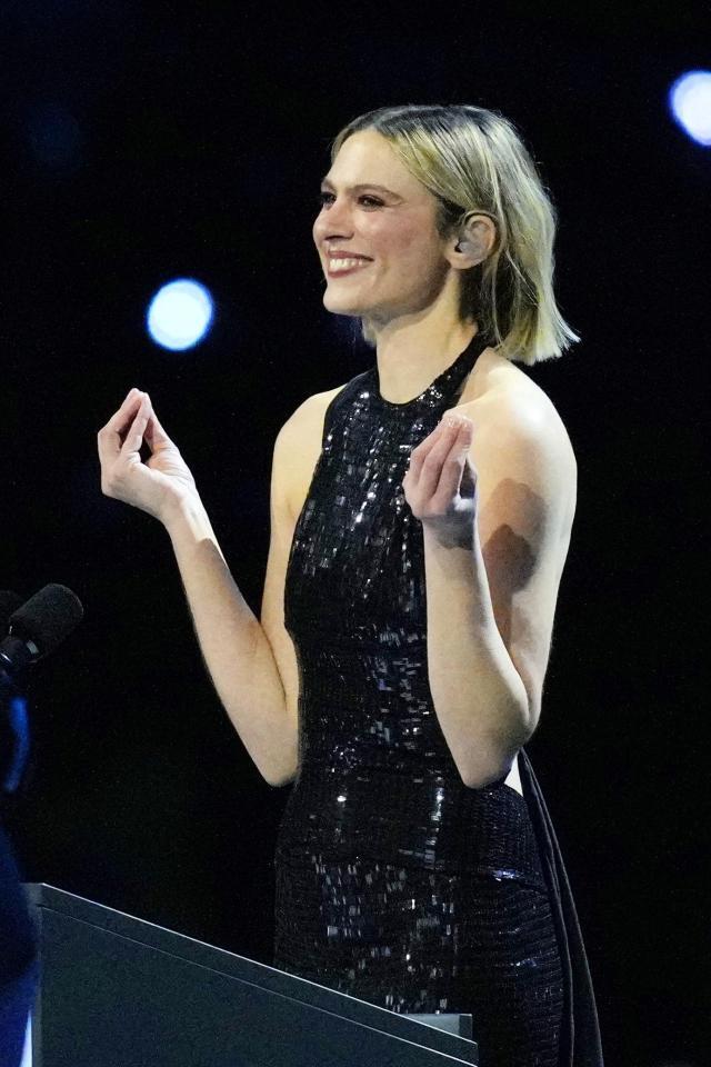 　開会式で披露されたイタリアのジェスチャーをテーマにしたアトラクション（代表撮影）