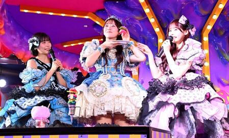 カフェメニューを試食するＡＮＤＹ　ＴＵＮＥ・福山梨乃、ＦＲＵＩＴＳ　ＺＩＰＰＥＲ・真中まな、ＣＡＮＤＹ　ＴＵＮＥ・村川緋杏（撮影・持木克友）