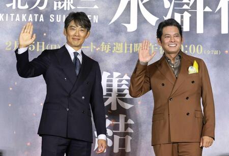 笑顔で撮影に応じた反町隆史（左）と織田裕二