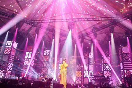 オリエンタルをテーマにしたステージを繰り広げた松任谷由実（撮影・後藤倫人）