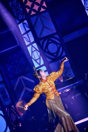 オリエンタルをテーマにしたステージを繰り広げた松任谷由実（撮影・後藤倫人）