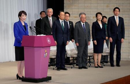 記者会見を前に写真に納まる自民党総裁の高市首相（左端）ら＝９日午後、東京・永田町の党本部