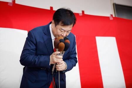 佐賀１区で敗北し、一礼する減税ゆうこく連の原口共同代表＝８日午後11時35分、佐賀市