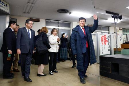 佐賀１区で敗北し、事務所を引き揚げる減税ゆうこく連の原口共同代表（右端）＝９日午前０時18分、佐賀市