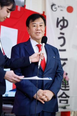 メディアのインタビューに答える減税ゆうこく連の原口共同代表＝８日午後９時34分、佐賀市