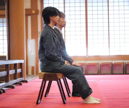 ヒット祈願を行う岩橋玄樹＝東京・増上寺