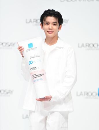 商品を手にポーズをとるなにわ男子の長尾謙杜（撮影・開出牧）