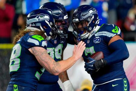 ペイトリオッツ戦でＴＤを奪い、喜ぶシーホークスの選手たち（ＡＰ＝共同）