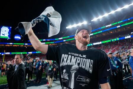 優勝を喜ぶシーホークスのＱＢダーノルド（ＡＰ＝共同）