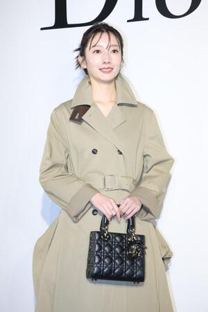 ポーズをきめる波瑠（撮影・金田祐二）