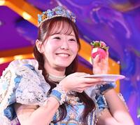 カフェメニューを試食するＦＲＵＩＴＳ　ＺＩＰＰＥＲ・真中まな（撮影・持木克友）