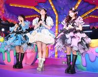 オープニングイベントに参加する（左から）ＣＡＮＤＹ　ＴＵＮＥ・福山梨乃、ＦＲＵＩＴＳ　ＺＩＰＰＥＲ・真中まな、ＣＡＮＤＹ　ＴＵＮＥ・村川緋杏（撮影・持木克友）