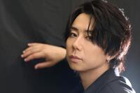 ポーズをとる北山宏光（撮影・石井剣太郎）