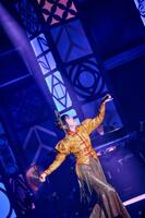 オリエンタルをテーマにしたステージを繰り広げた松任谷由実（撮影・後藤倫人）