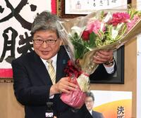 東京24区で当選を決め、花束を手にする自民党の萩生田光一氏＝８日、東京都八王子市