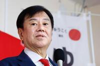 メディアのインタビューに答える減税ゆうこく連の原口共同代表＝８日午後９時36分、佐賀市