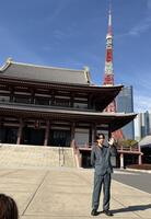 増上寺と東京タワーをバックに撮影に応じた岩橋玄樹＝東京・増上寺