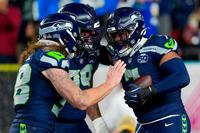 ペイトリオッツ戦でＴＤを奪い、喜ぶシーホークスの選手たち（ＡＰ＝共同）