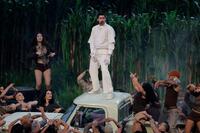 米スーパーボウルのハーフタイムショーに出演したバッド・バニーさん＝８日、サンタクララ（ロイター＝共同）