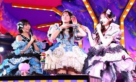 カフェメニューを試食するＡＮＤＹ　ＴＵＮＥ・福山梨乃、ＦＲＵＩＴＳ　ＺＩＰＰＥＲ・真中まな、ＣＡＮＤＹ　ＴＵＮＥ・村川緋杏（撮影・持木克友）