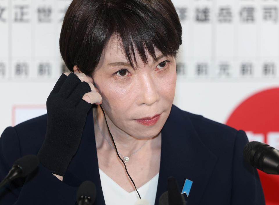 取材に応じる自民党総裁の高市早苗首相＝８日午後１０時３４分、自民党本部（撮影・石井剣太郎）