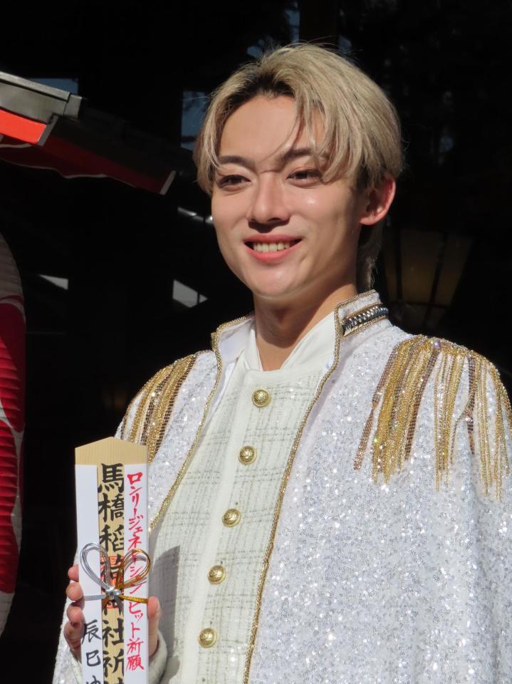 新曲ヒット祈願を行った辰巳ゆうと