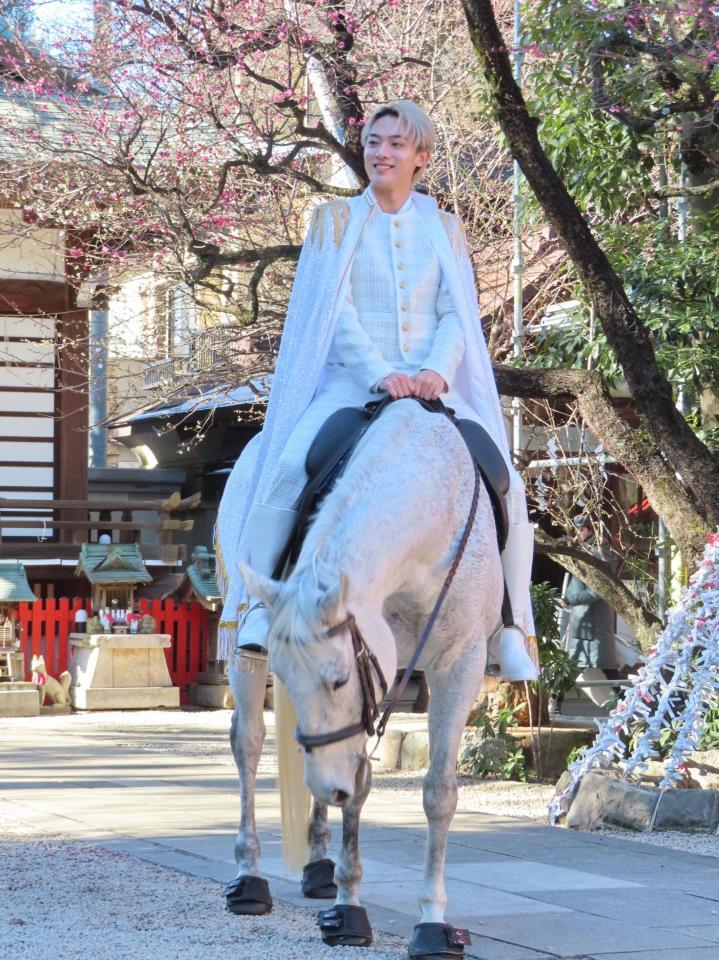 王子様衣装で白馬にまたがる辰巳ゆうと